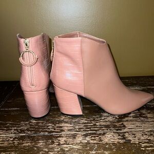 Nude/pink women’s bootie